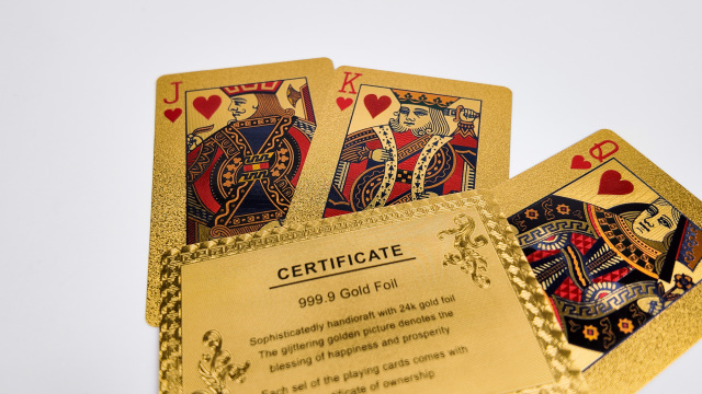 Mazzo di carte da poker con finitura oro in PVC 24K all'ingrosso Carte da stampa personalizzate in Cina