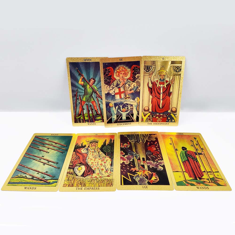 Despliegue de tarjetas de tarot impresas a medida con foil dorado mostrando ilustraciones de Arcanos Mayores y Menores