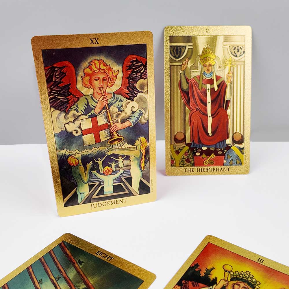 Primer plano de tarjetas de tarot con foil dorado a medida mostrando cantos dorados y arte clásico de tarot