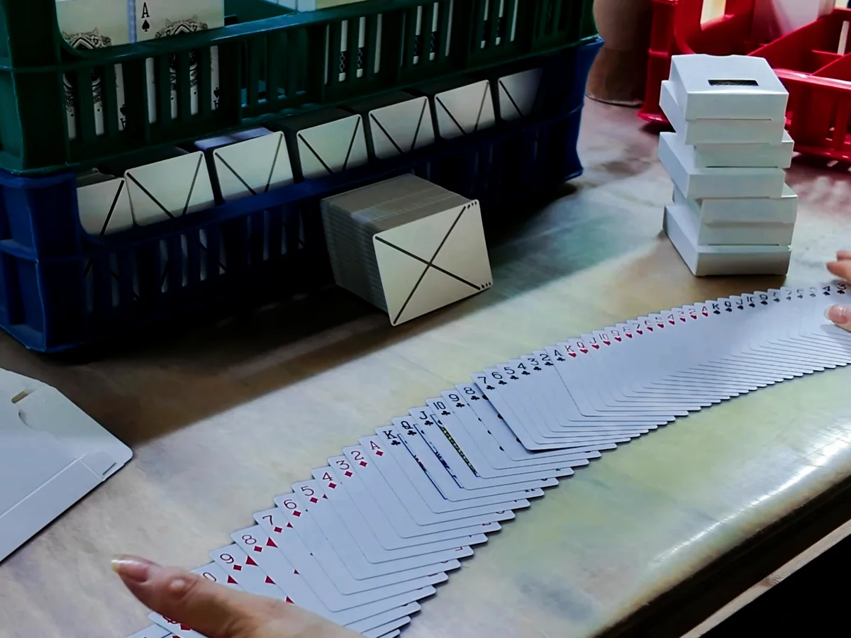 Control de secuencia y cantidad de naipes personalizados durante el montaje de la baraja.