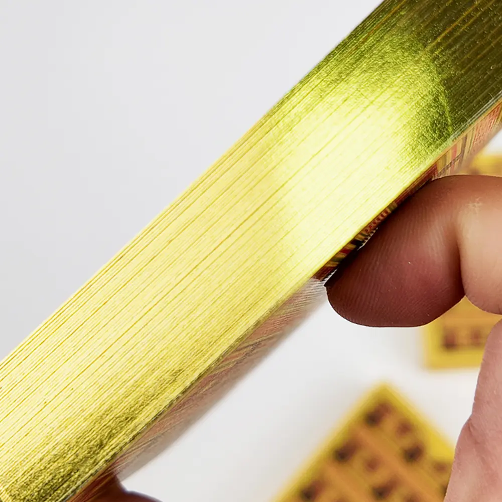 Primer plano del borde de una carta dorada en una baraja personalizada con adornos dorso con estampado dorado de THRIWA