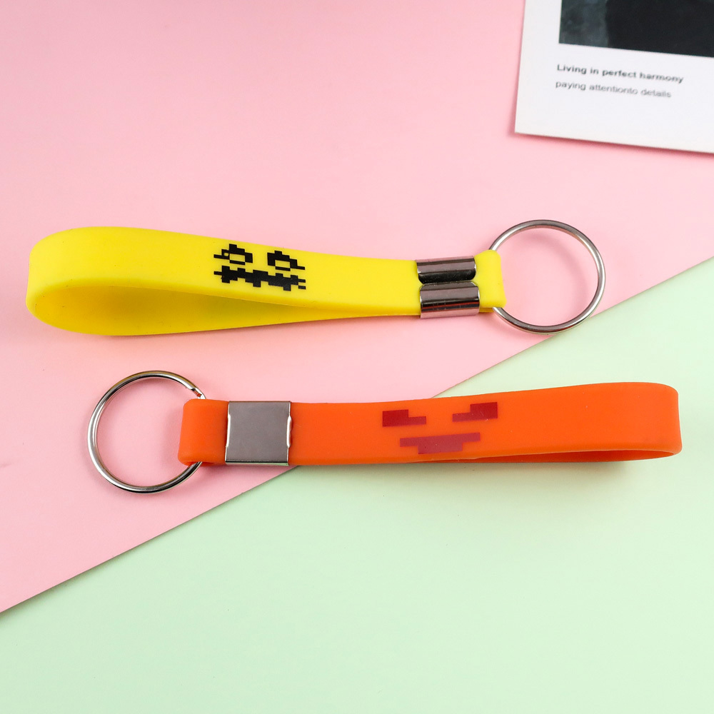 Cheap Custom Plastic Rubber Key Chains Designer Promotional Gifts Wristband Bracelet Silicone Wristlet Strap Keychain
