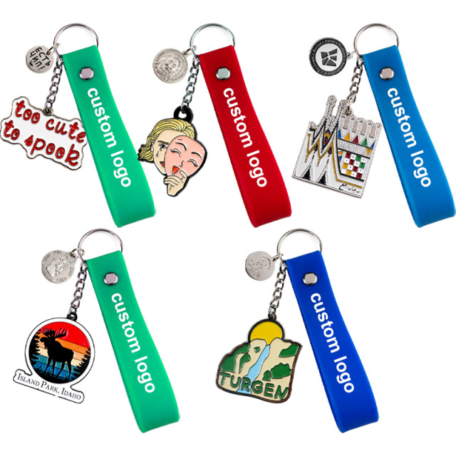 Cheap Custom logo Designer Wristlet Rubber Silicon Bracelet Key Holder Silicone Wristband Keychain with Metal Pendant