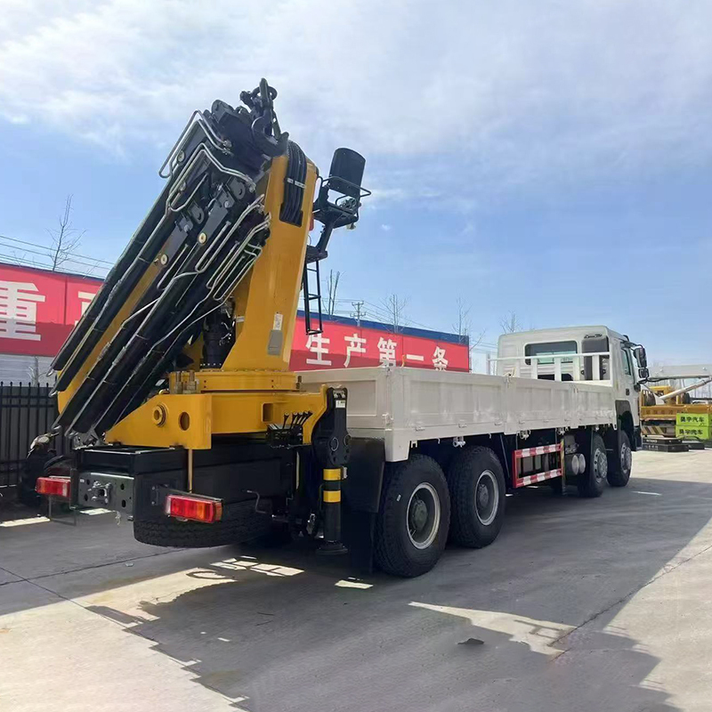 Sinotruk HOWO 8x4 Equipped with a XCMG 33 ton Rear Crane,Hubei Jiafeng Automotive Equipment Co., Ltd,Sinotruk HOWO 8x4 Equipped with a XCMG 33 ton Rear Crane