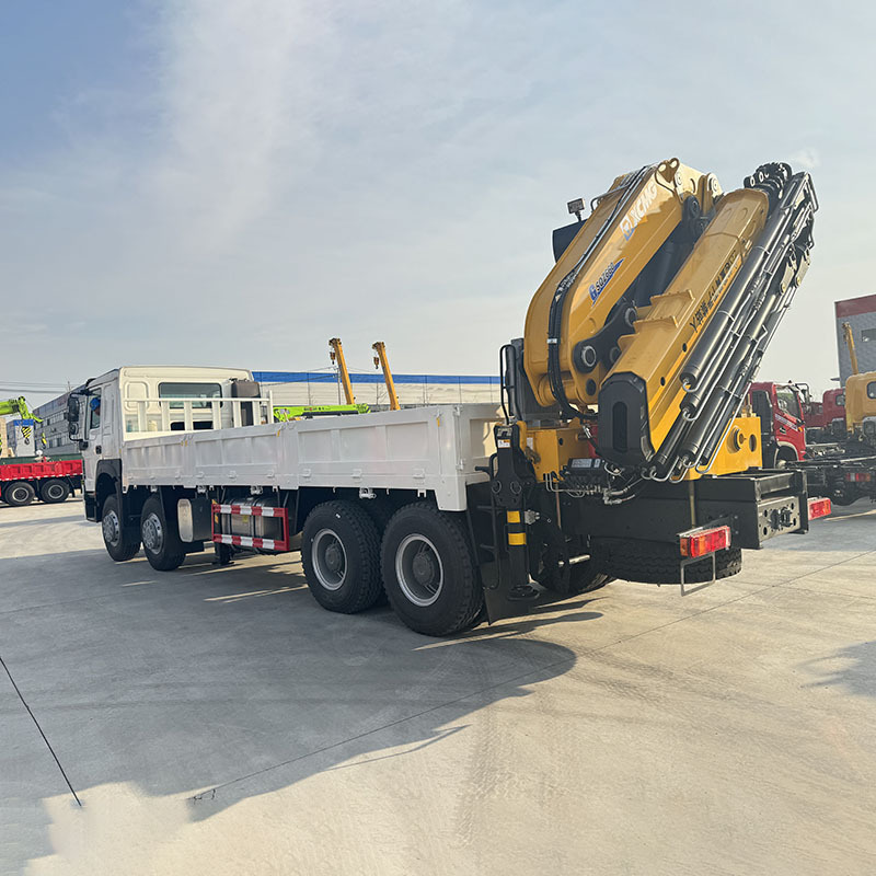 Sinotruk HOWO 8x4 Equipped with a XCMG 33 ton Rear Crane,Hubei Jiafeng Automotive Equipment Co., Ltd,Sinotruk HOWO 8x4 Equipped with a XCMG 33 ton Rear Crane