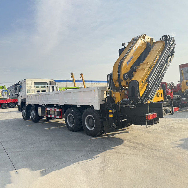 Sinotruk HOWO 8x4 Equipped with a XCMG 33 ton Rear Crane,Hubei Jiafeng Automotive Equipment Co., Ltd,Sinotruk HOWO 8x4 Equipped with a XCMG 33 ton Rear Crane