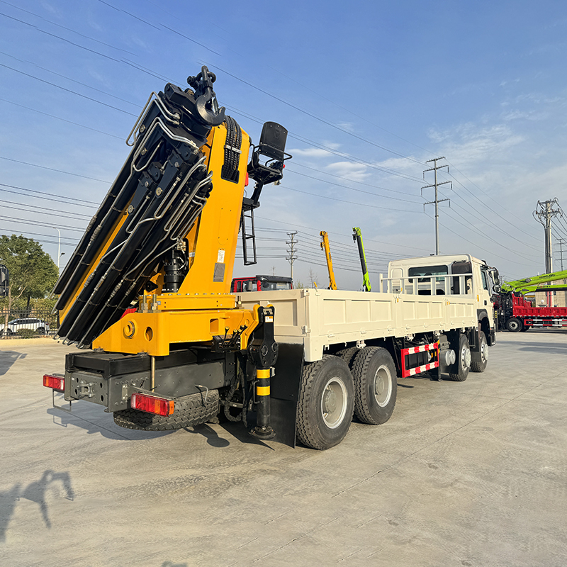 Sinotruk HOWO 8x4 Equipped with a XCMG 33 ton Rear Crane,Hubei Jiafeng Automotive Equipment Co., Ltd,Sinotruk HOWO 8x4 Equipped with a XCMG 33 ton Rear Crane
