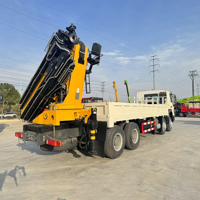 Sinotruk HOWO 8x4 Equipped with a XCMG 33 ton Rear Crane,Hubei Jiafeng Automotive Equipment Co., Ltd,Sinotruk HOWO 8x4 Equipped with a XCMG 33 ton Rear Crane