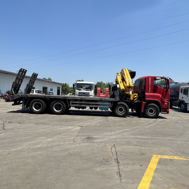 Isuzu 8X4 GIGA with XCMG folding-boom truck-mounted crane and metal ladder,Hubei Jiafeng Automotive Equipment Co., Ltd,Isuzu 8X4 GIGA with XCMG folding-boom truck-mounted crane and metal ladder