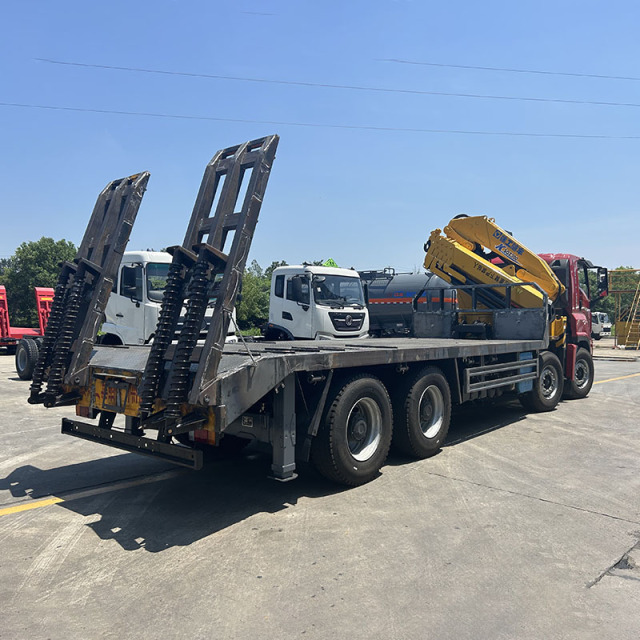 Isuzu 8X4 GIGA with XCMG folding-boom truck-mounted crane and metal ladder,Hubei Jiafeng Automotive Equipment Co., Ltd,Isuzu 8X4 GIGA with XCMG folding-boom truck-mounted crane and metal ladder