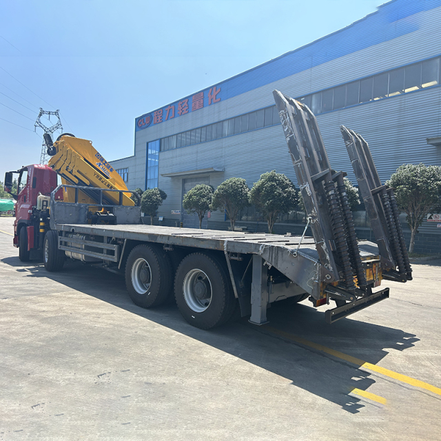 Isuzu 8X4 GIGA with XCMG folding-boom truck-mounted crane and metal ladder,Hubei Jiafeng Automotive Equipment Co., Ltd,Isuzu 8X4 GIGA with XCMG folding-boom truck-mounted crane and metal ladder