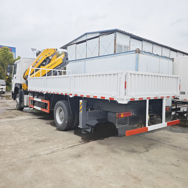 Sinotruk HOWO 4x2 with XCMG 10-metric-ton folding-boom crane,Hubei Jiafeng Automotive Equipment Co., Ltd,Sinotruk HOWO 4x2 with XCMG 10-metric-ton folding-boom crane