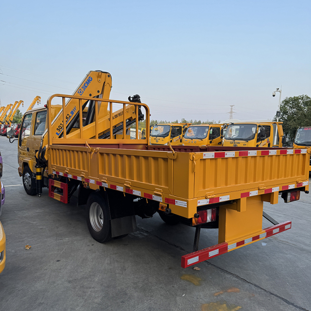 Isuzu 100P Double Cab Truck Equipped with XCMG Small 3.2 ton knuckle boom Crane,Hubei Jiafeng Automotive Equipment Co., Ltd,Isuzu 100P Double Cab Truck Equipped with XCMG Small 3.2 ton knuckle boom Crane