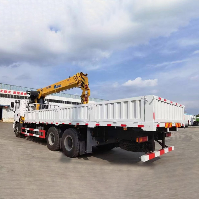 SHACMAN H3000 6x4 Truck Equipped with XCMG 14 ton 5-section telescopic boom crane,Hubei Jiafeng Automotive Equipment Co., Ltd,SHACMAN H3000 6x4 Truck Equipped with XCMG 14 ton 5-section telescopic boom crane