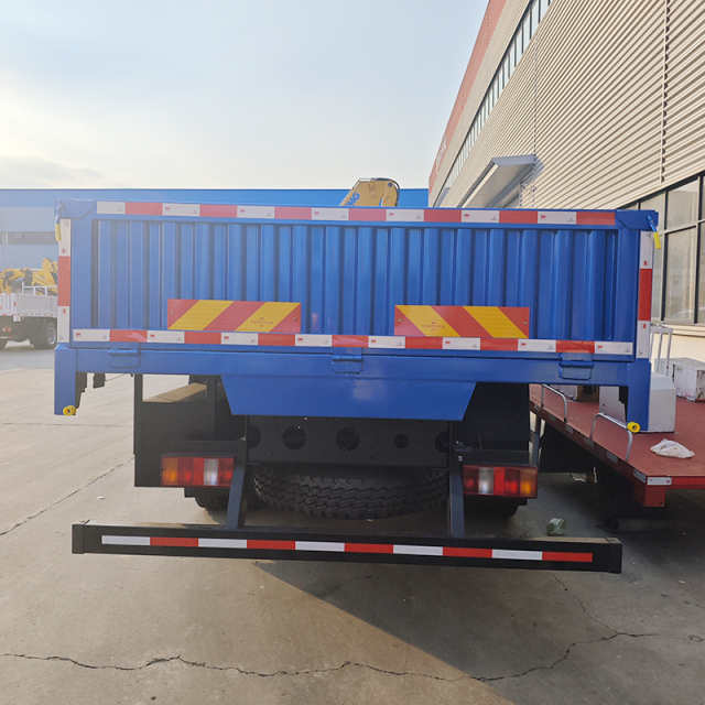 Sinotruk HOWO 4x2 Truck Equipped with a XCMG 3.2 ton small  Folding Boom Crane,Hubei Jiafeng Automotive Equipment Co., Ltd,Sinotruk HOWO 4x2 Truck Equipped with a XCMG 3.2 ton small  Folding Boom Crane