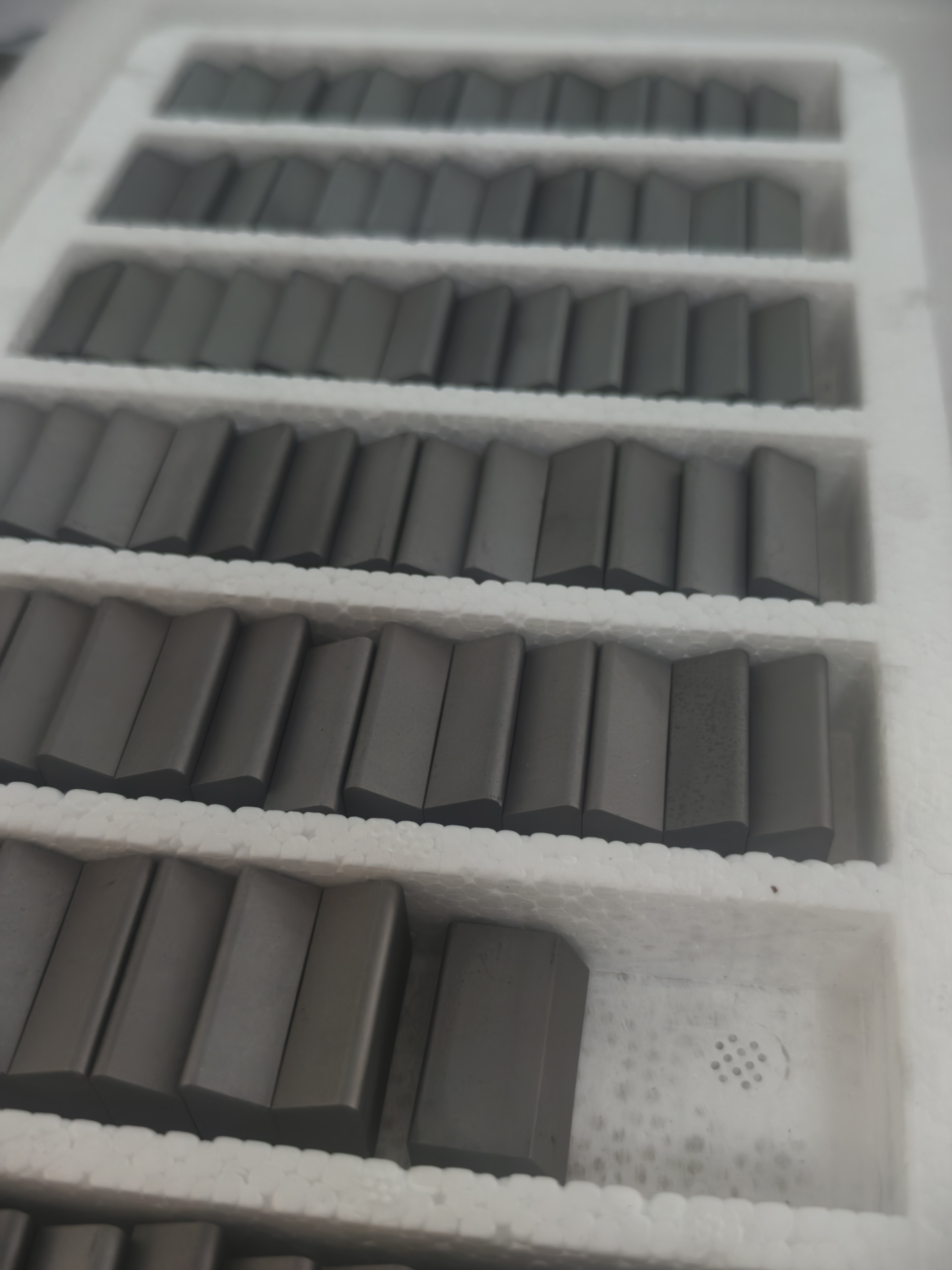 Carbide Snow Shovel with Teeth for Improved Efficiency