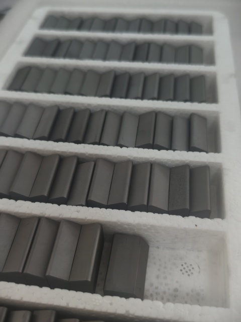 Carbide Snow Shovel with Teeth for Improved Efficiency