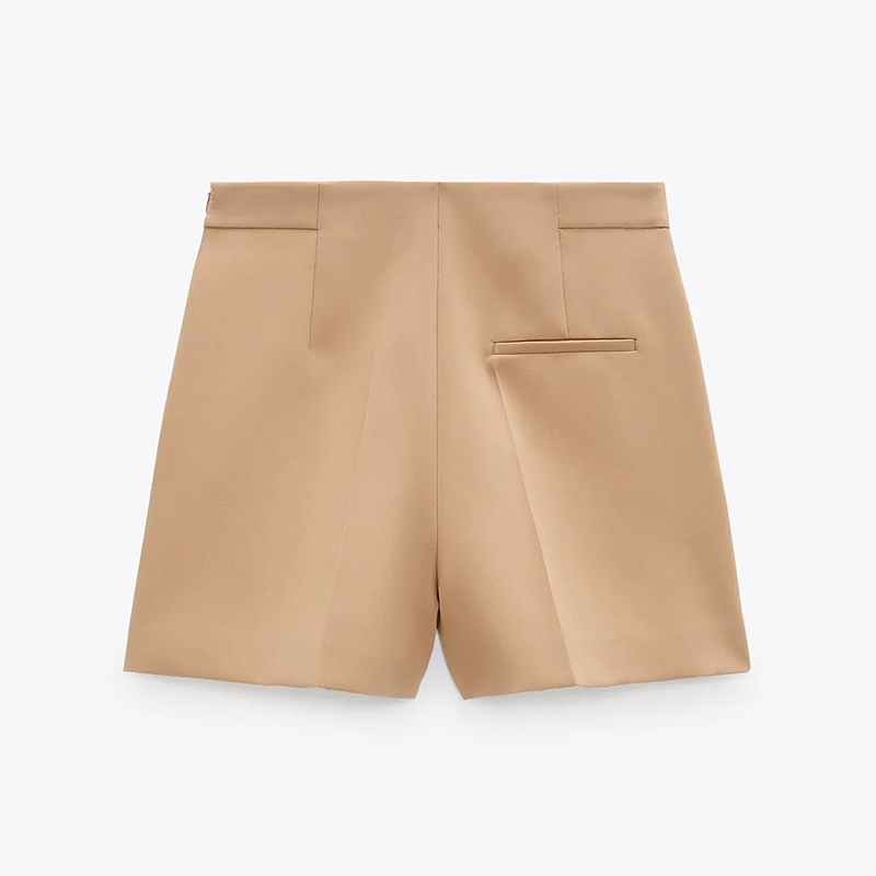 Buttoned bermuda shorts
