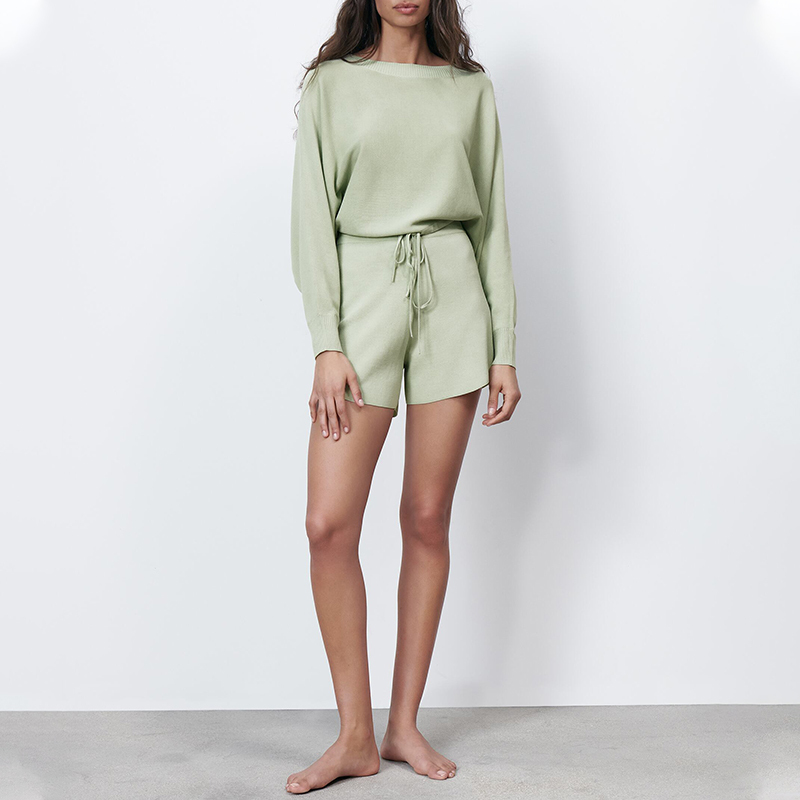Cropped knit sweater & Knit shorts