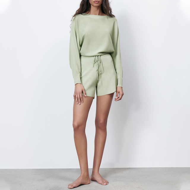 Cropped knit sweater & Knit shorts