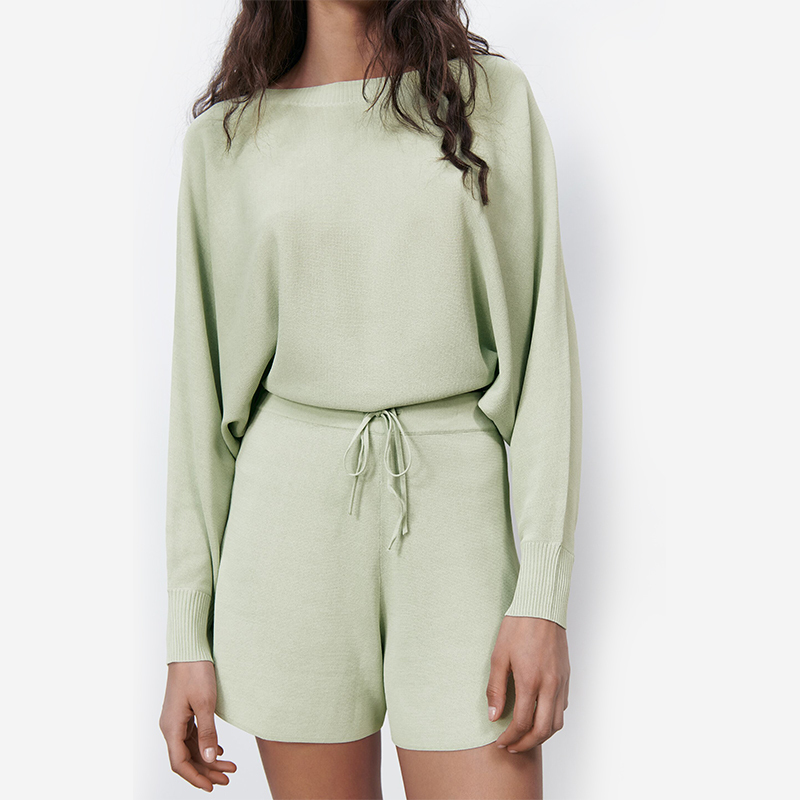 Cropped knit sweater & Knit shorts