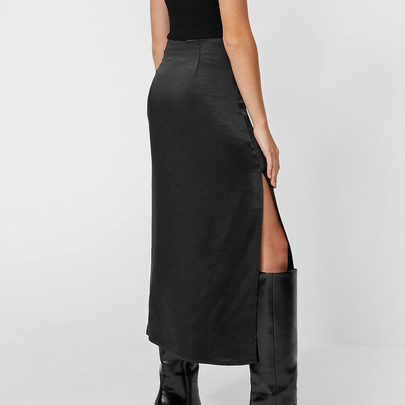 Satin skirt with slits