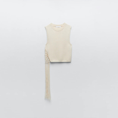 KNIT TOP WITH OPENING