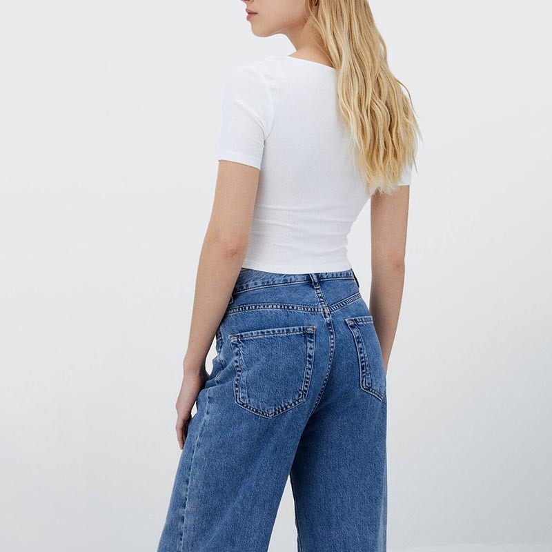short-sleeved T-shirt with snap buttons