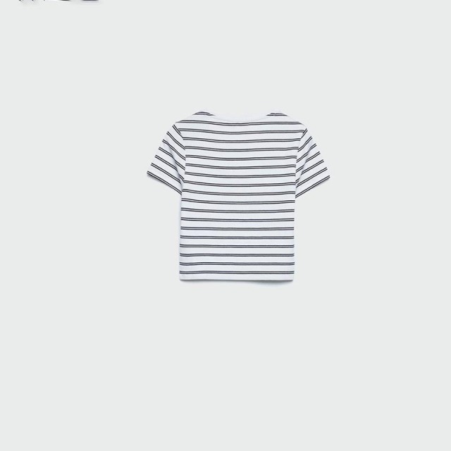 short-sleeved T-shirt