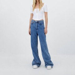 short-sleeved T-shirt with snap buttons