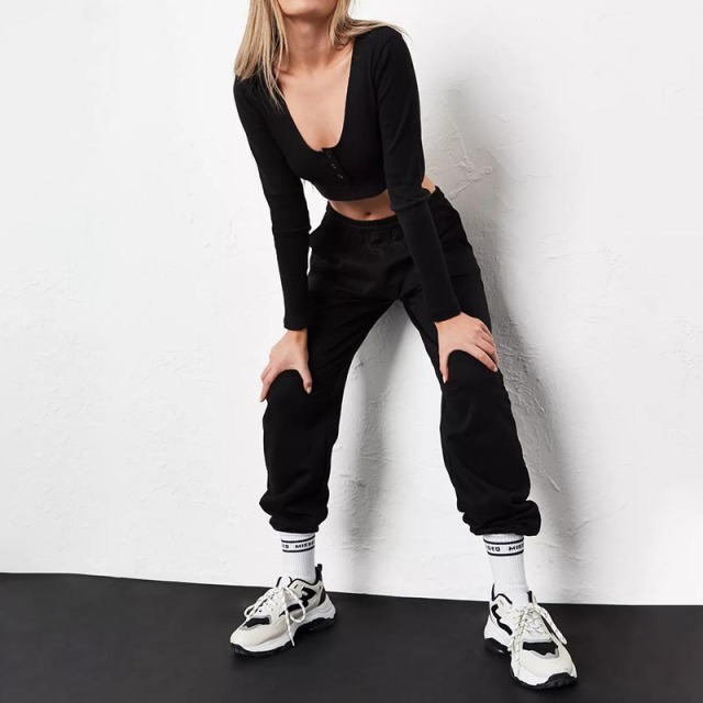 black ribbed v front popper cropped top