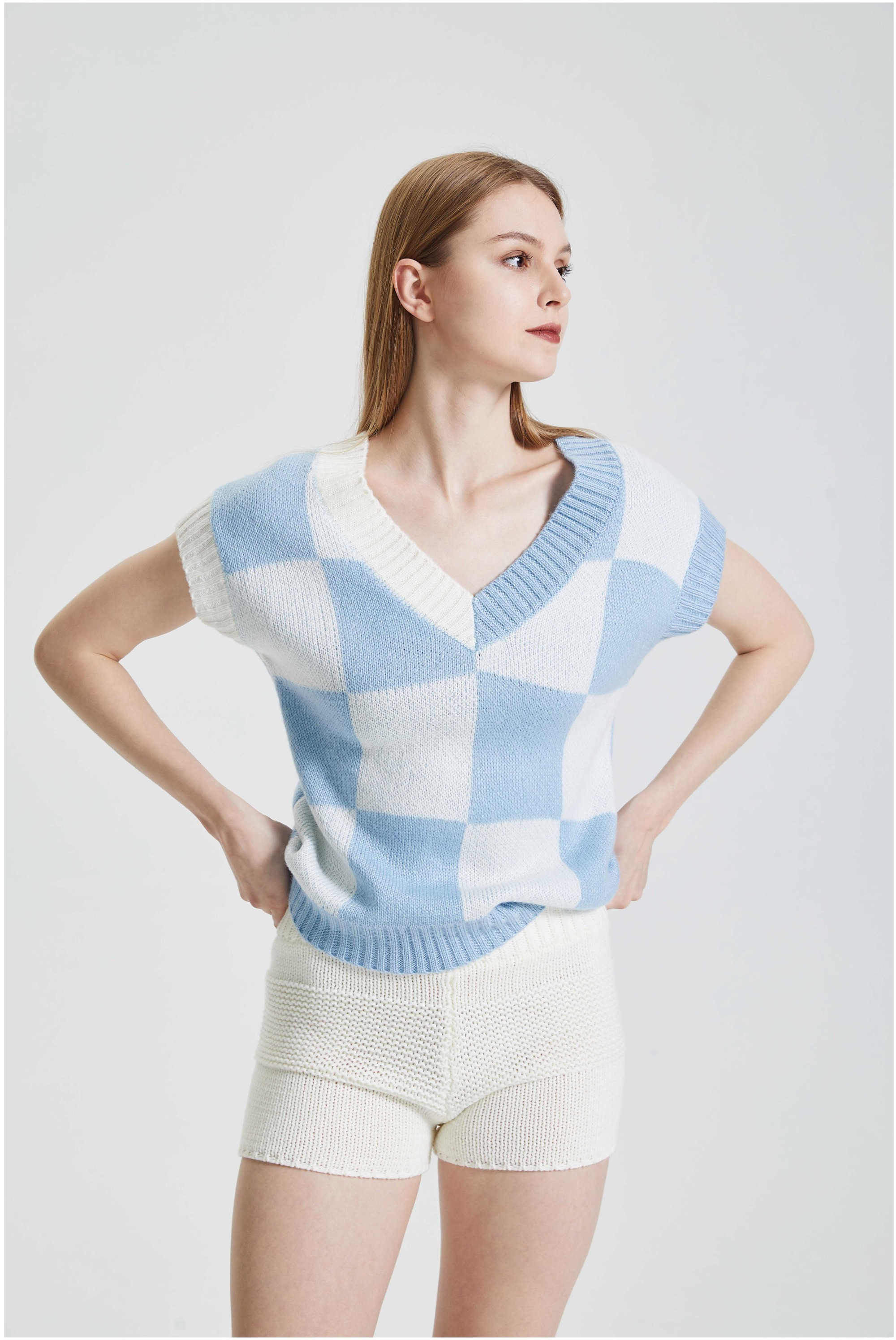 Light mature style loose knit top