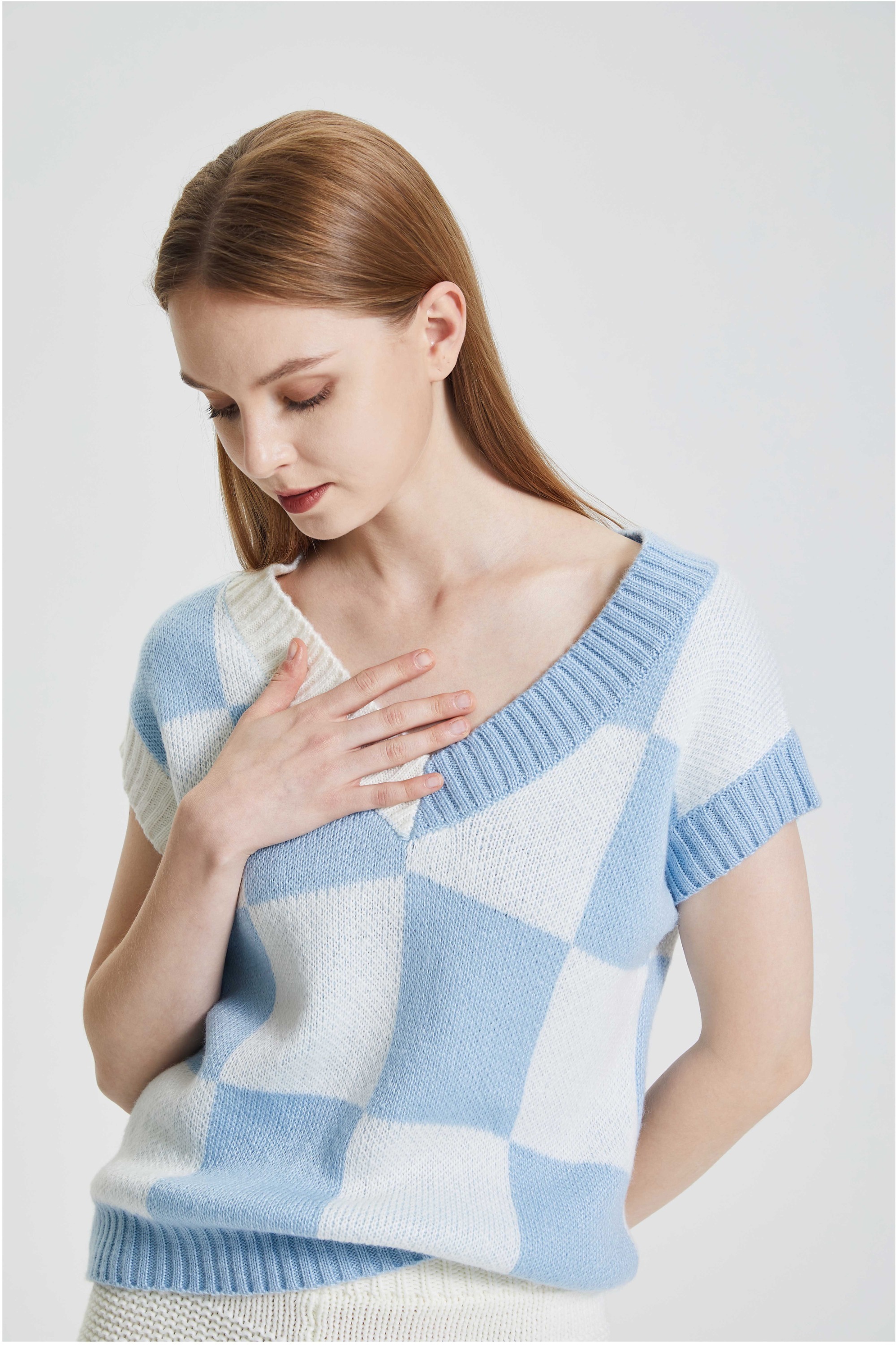 Light mature style loose knit top