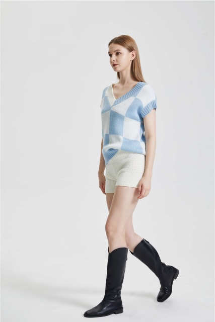 Light mature style loose knit top