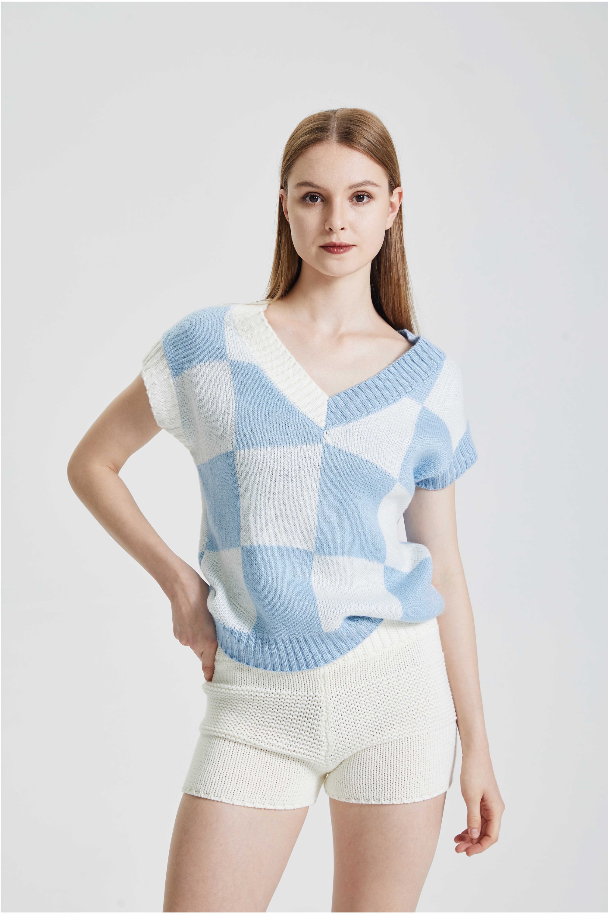 Light mature style loose knit top