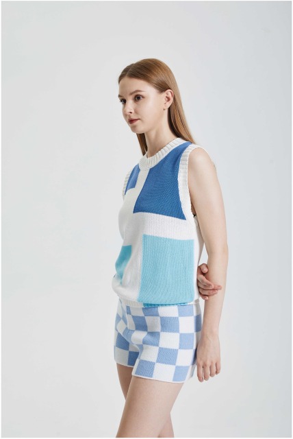 Light mature style loose knit top