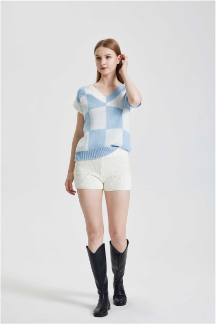 Light mature style loose knit top