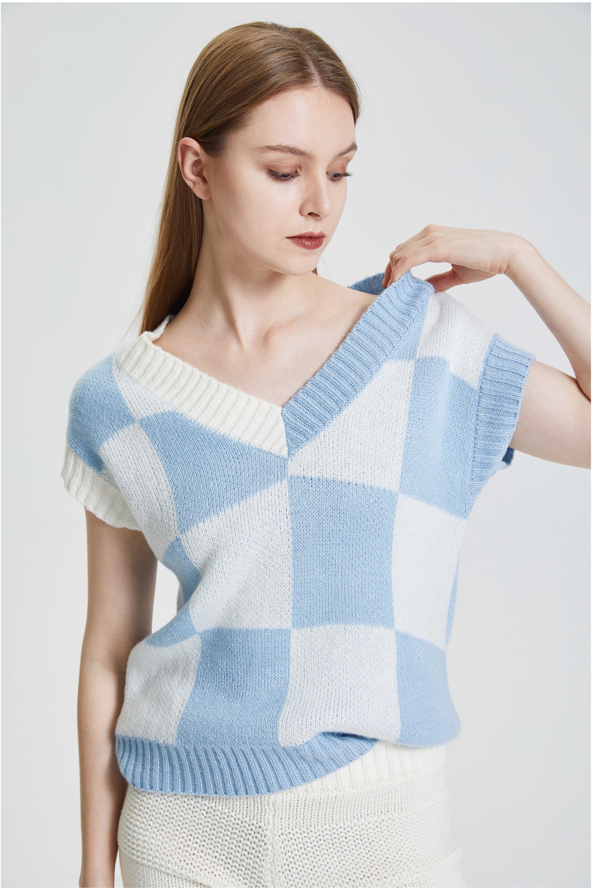 Light mature style loose knit top
