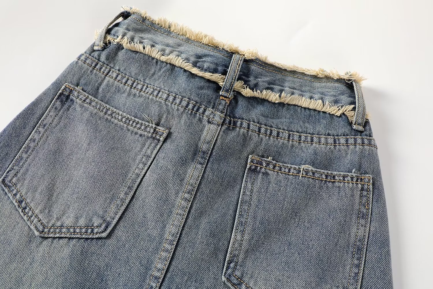 Denim skirt with high waist and raw hem