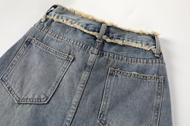 Denim skirt with high waist and raw hem