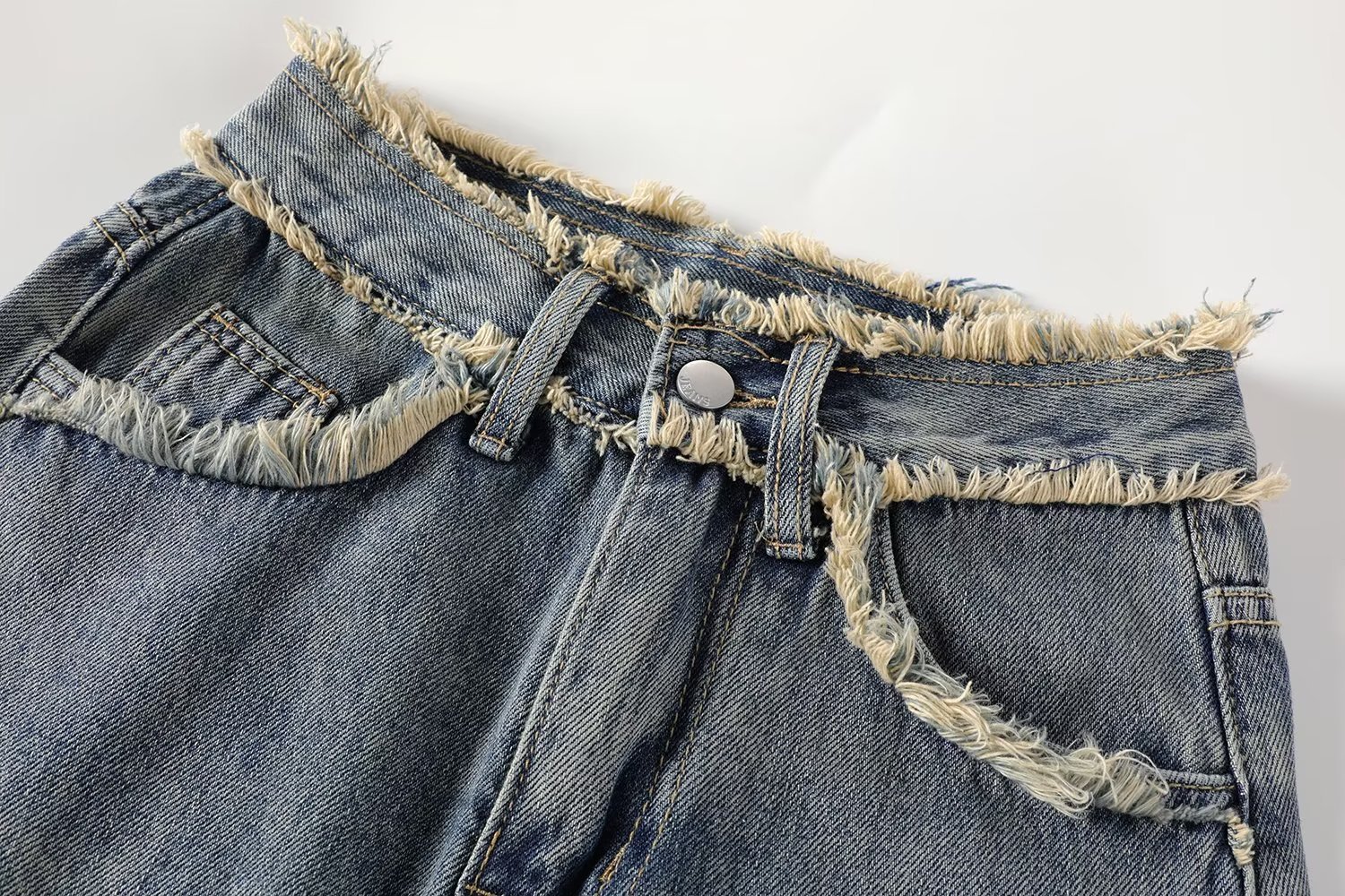 Denim skirt with high waist and raw hem