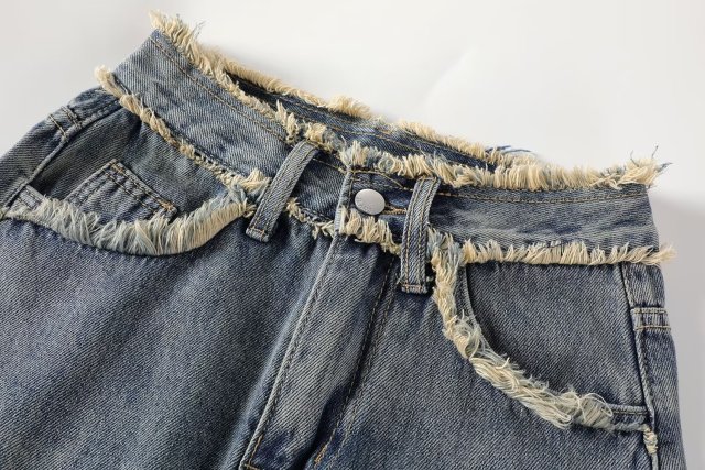 Denim skirt with high waist and raw hem