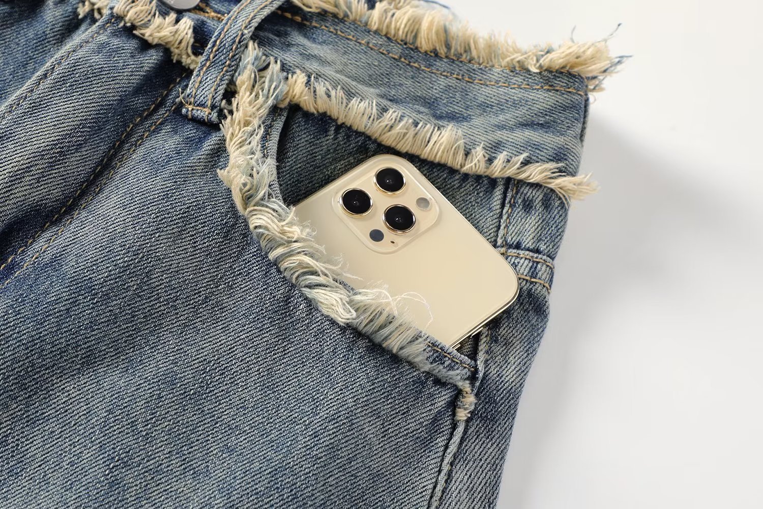 Denim skirt with high waist and raw hem