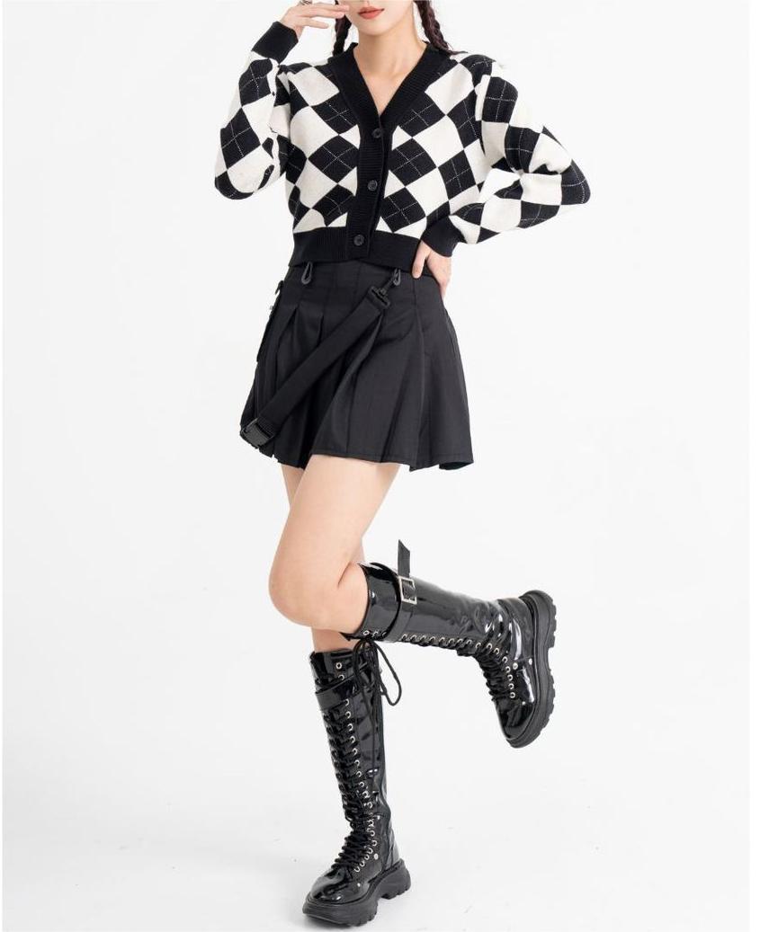 Short knit sweater lady