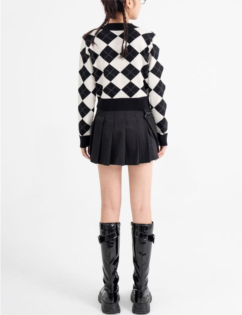 Short knit sweater lady