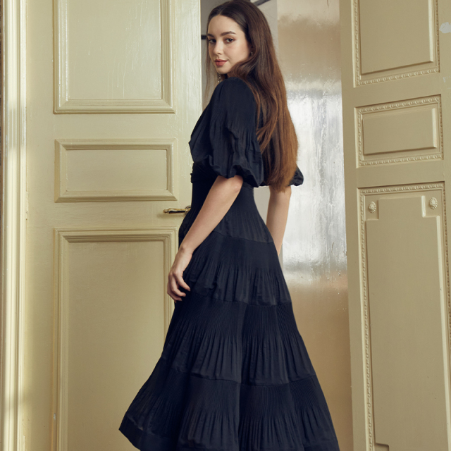 Black V-neck puff sleeve waist long dress