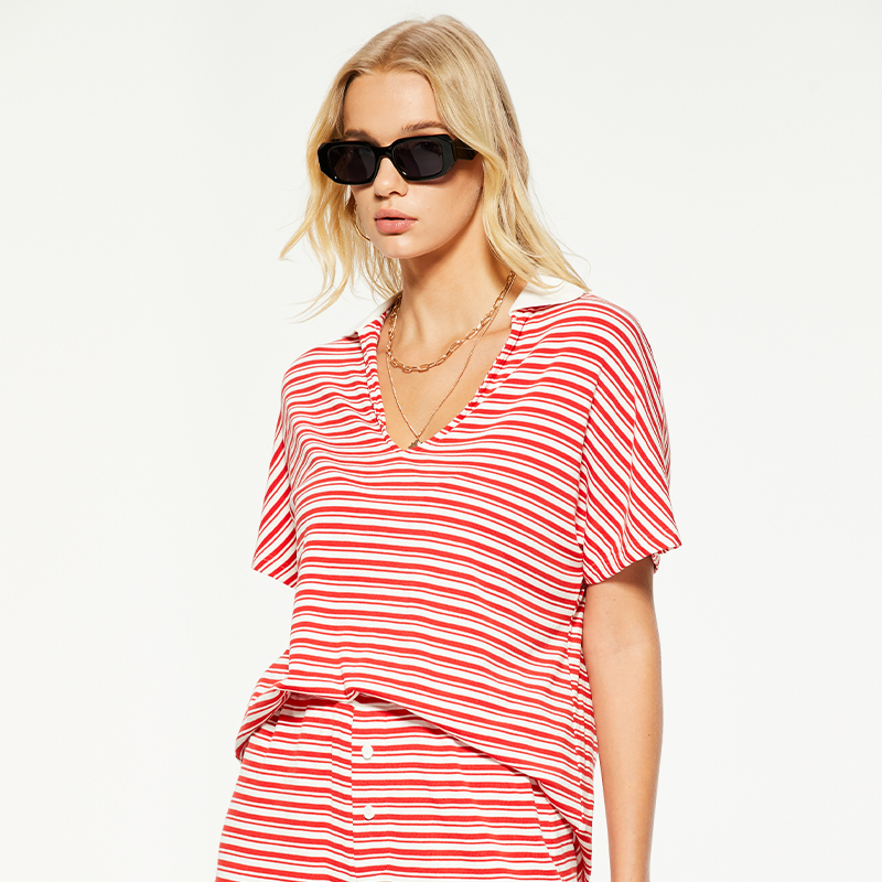 Casual red and white striped v-neck T-shirt