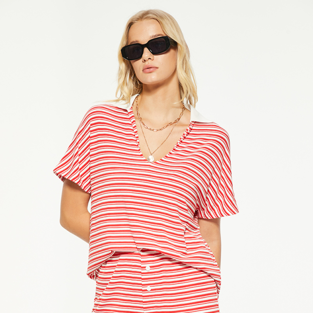 Casual red and white striped v-neck T-shirt