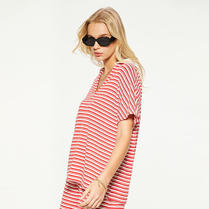 Casual red and white striped v-neck T-shirt