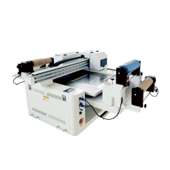طابعة الأشعة فوق البنفسجية PM-6090UVDTF المطورة من نوع لفة إلى لفة (طراز 6090)، والمعروفة أيضًا باسم طابعة الأشعة فوق البنفسجية PM-6090UVDTF من نوع لفة إلى لفة، متوفرة لدى شركة Photomaster.
